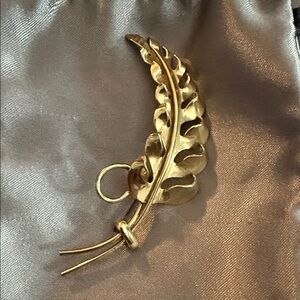 Vintage Elegant Gold Leaf Brooch